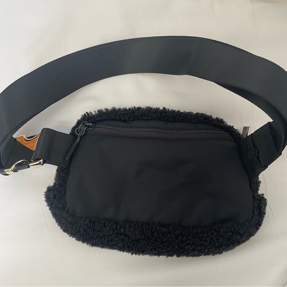 Lululemon Crossbody Bag - Picture 7 of 7